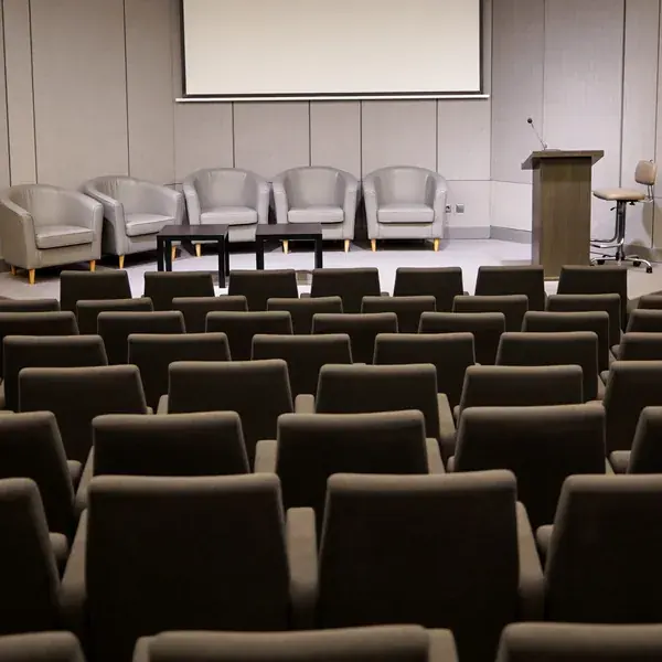 Konferenciaterem széksorai a pódium előtt